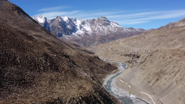 Chharka Bhot -水流和积雪覆盖的山脉/尼泊尔视频素材