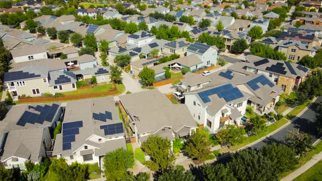 太阳能穿过郊区的房地产社区视频素材