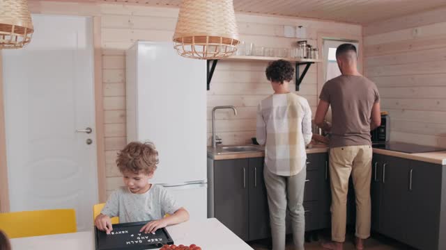 幸福家庭在厨房视频下载