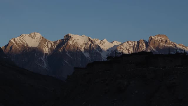 Chharka Bhot -早上被雪覆盖的山/尼泊尔视频素材