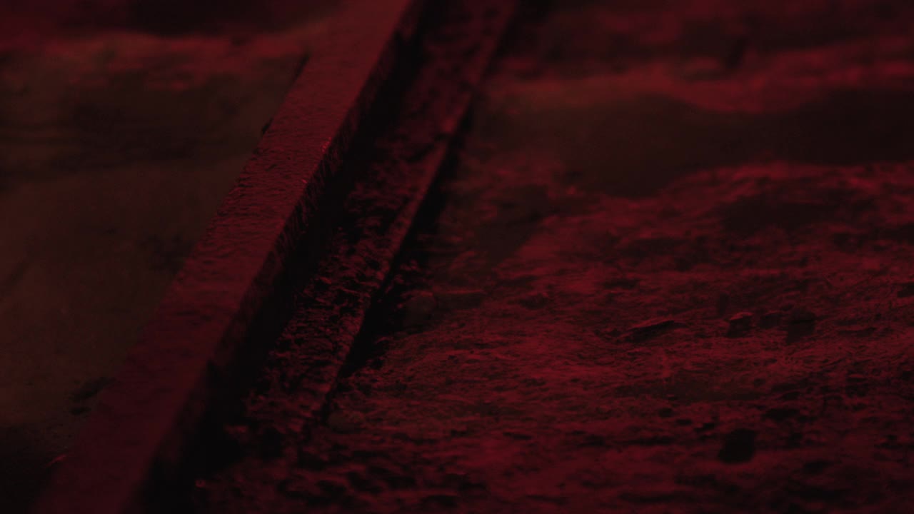 一把鹤嘴锄掉在矿井里的地上视频素材