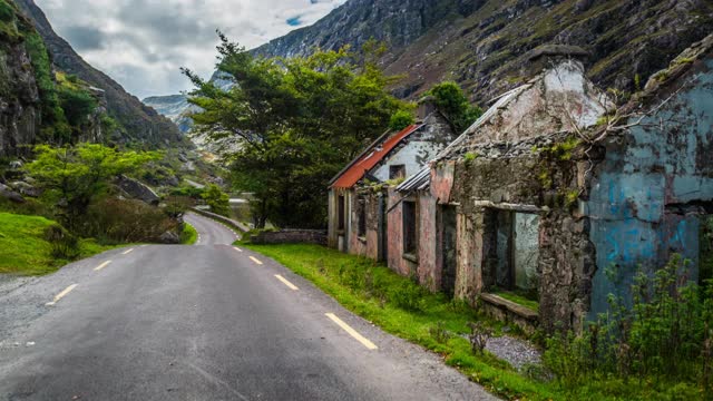 爱尔兰的废弃房屋景观。视频下载
