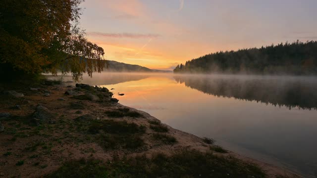 Schluchsee湖在秋天的日出，Schluchsee, Schwarzwald, Baden-Württemberg，德国视频素材
