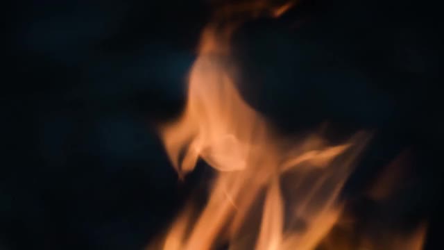 山河旁篝火夜视频素材