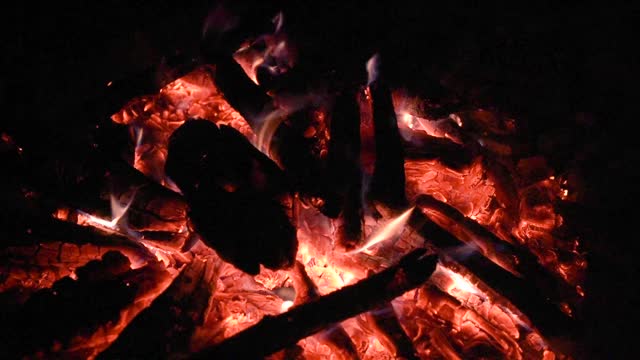 山河旁篝火夜视频素材