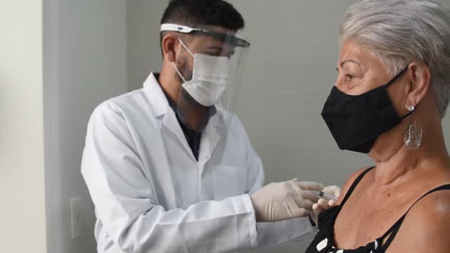 医生为老年妇女注射冠状病毒疫苗视频下载