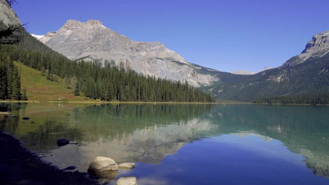 翡翠湖在夏天阳光明媚的日子。Yoho国家公园，加拿大落基山脉视频素材