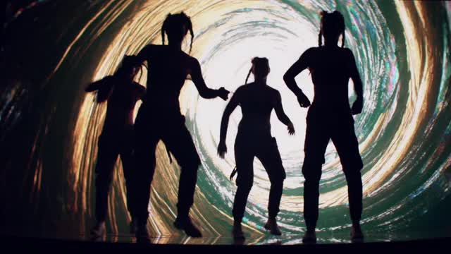 舞者在舞台上以投影为背景表演剪影。内部超现实的数字景观与霓虹灯视频下载