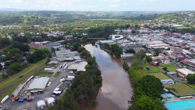 流经澳大利亚新南威尔士州利斯莫尔的威尔逊河被洪水淹没视频下载
