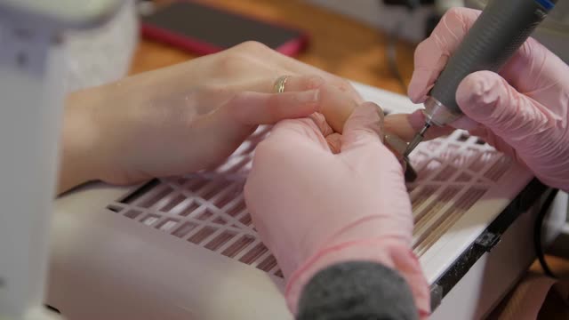 女人修指甲工具视频素材