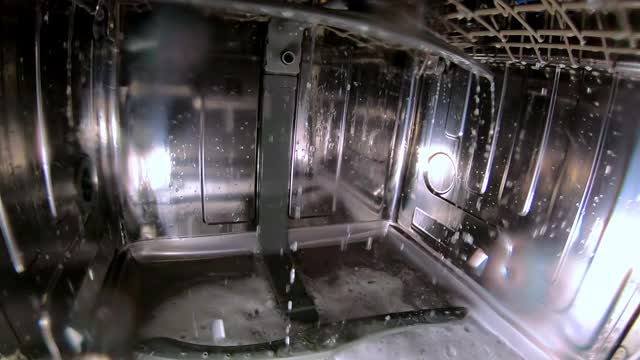 水从洗碗机的顶部滴到底部的洗涤剂视频下载