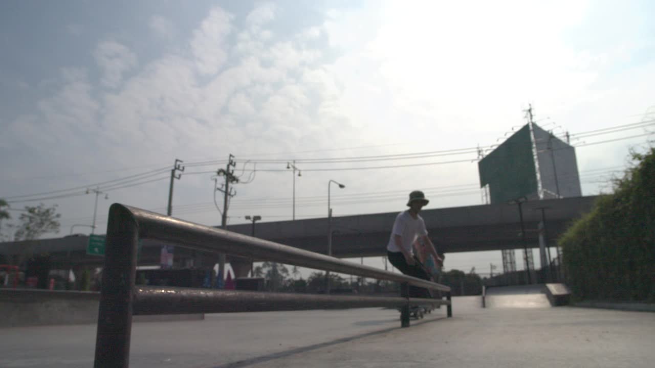 白天在公园玩滑板的青少年视频下载