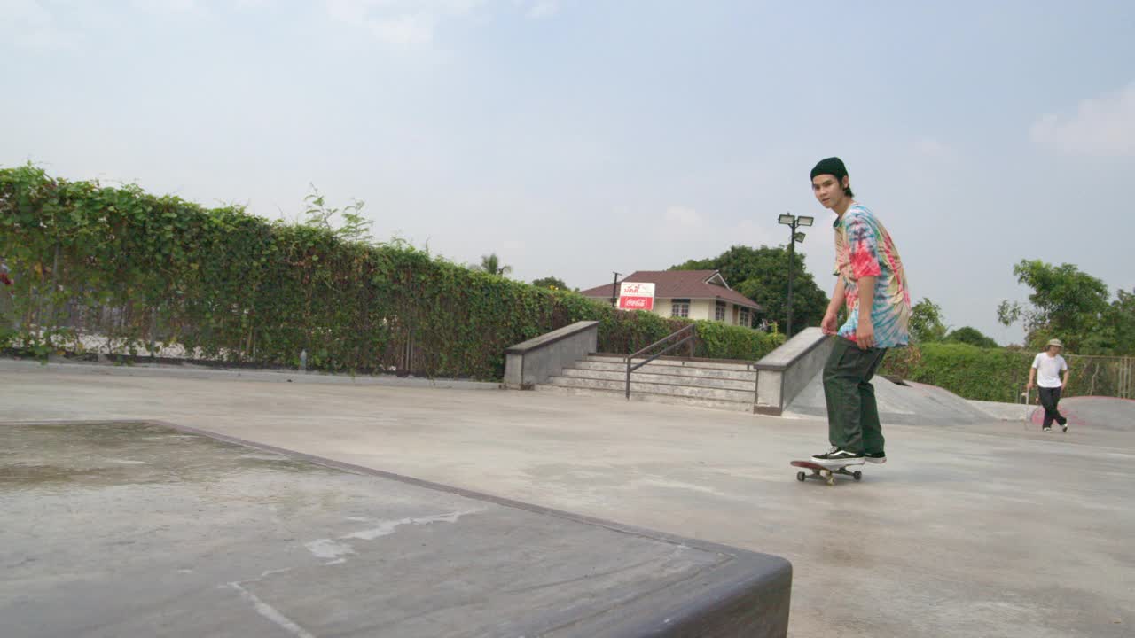 白天在公园玩滑板的青少年视频下载
