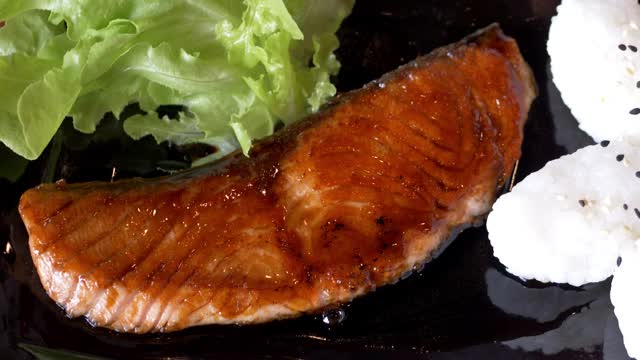 在餐厅吃烤三文鱼酱配海苔饭团。视频下载