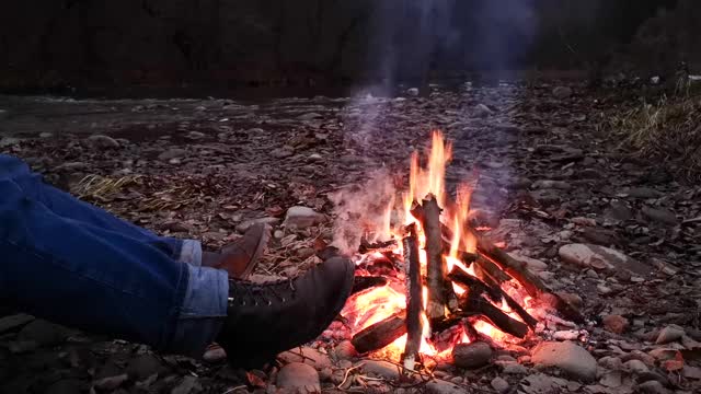 一个人在夜火旁休息视频素材