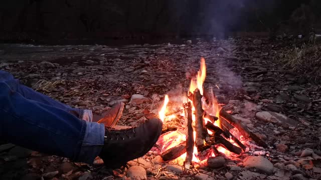 一个人在夜火旁休息视频素材