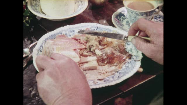 20世纪70年代，用老式盘子盛肉视频下载