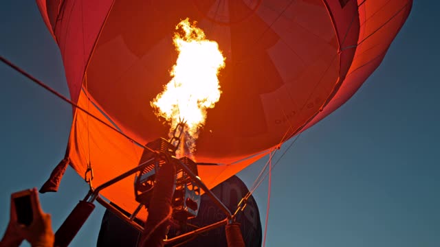 超级慢镜头火焰充气热气球在黄昏视频下载
