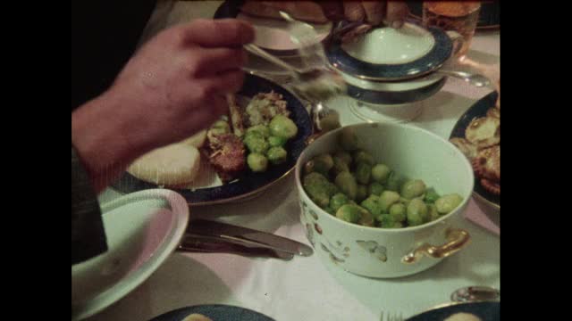 20世纪70年代的英国，人们大吃圣诞大餐视频下载