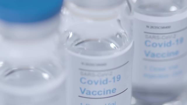 几瓶Covid - 19疫苗的近距离滑动注射视频下载