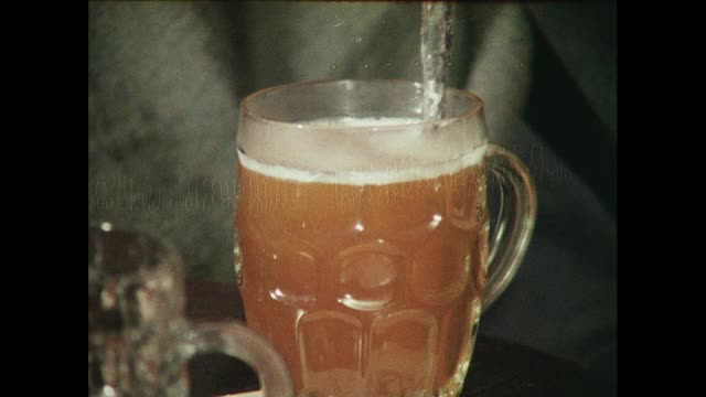 一名男子喝下一品脱苹果酒，英国，1970年代视频下载