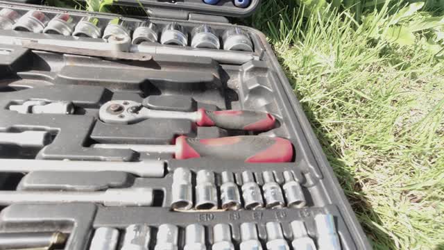 白俄罗斯明斯克- 2020年7月17日:汽车修理工具包手提箱与扳手视频下载