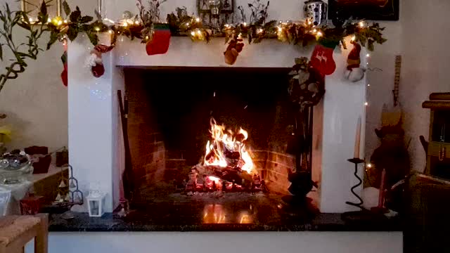 燃烧的壁炉上装饰着圣诞装饰品视频下载