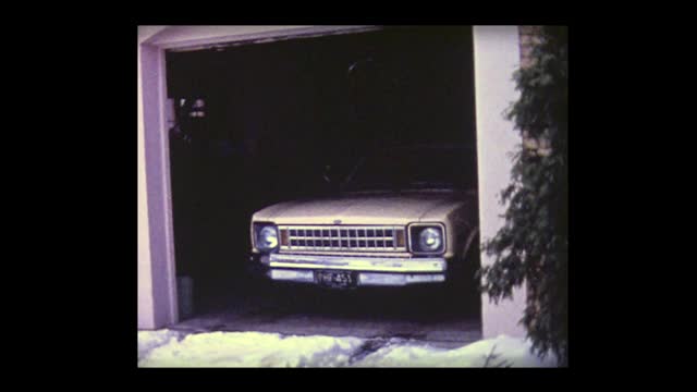 1980年，一名女子把车从车库里拉出来，在相机用完前飞吻视频下载
