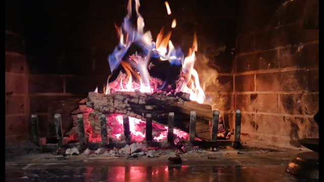 木柴在壁炉里燃烧的画面视频素材