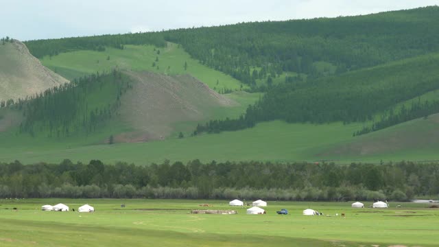 蒙古包帐篷在蒙古平原地理视频素材