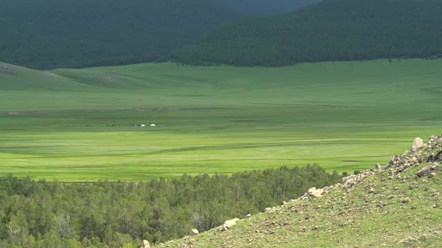 蒙古包帐篷在蒙古地理大山谷视频素材