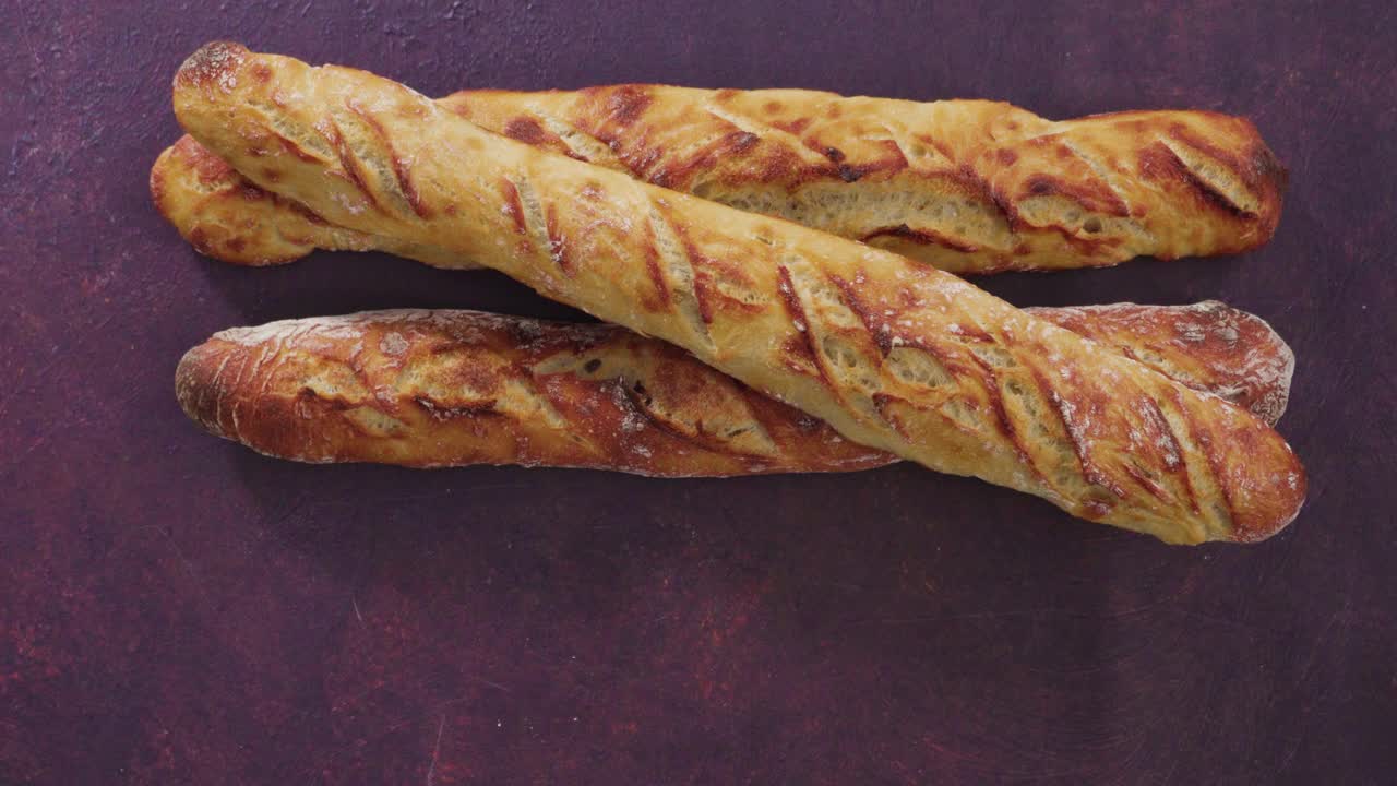 新鲜出炉的法式长棍面包。视频下载
