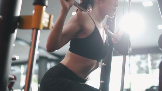 女运动员在健身房锻炼肌肉视频下载