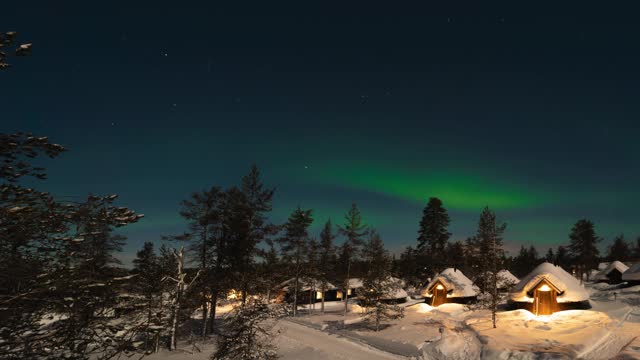 芬兰拉普兰冰屋村拍摄的北极光延时视频。视频素材