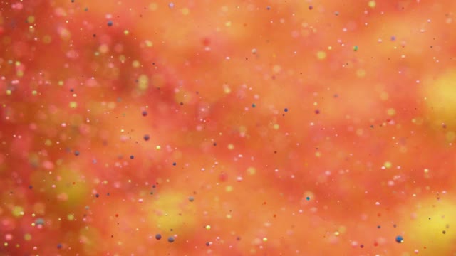 彩色的泡沫油美丽的油漆橘色宇宙移动。空间星系的行星。星云空间恒星行星。银河系。黄色表面宇宙在移动。金色假日背景圣诞节。视频下载