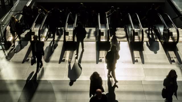 乘客和游客在自动扶梯上行走和奔跑的时间流逝视频素材