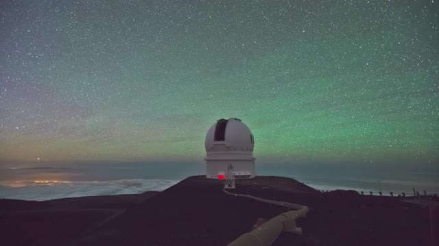 大岛-美国夏威夷莫纳克亚山天文台的CFHT(加拿大法国夏威夷望远镜)夜空视频素材