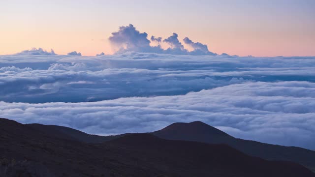 大岛-云移动在莫纳克亚山/夏威夷，美国视频素材