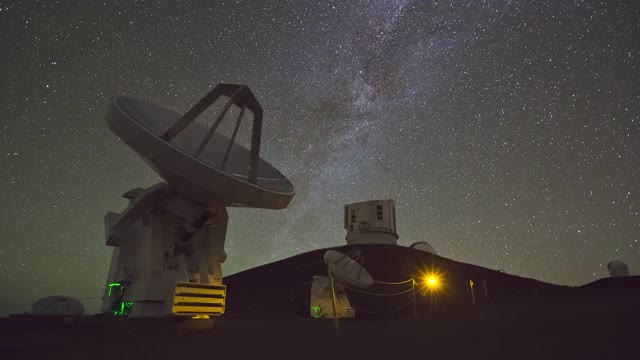 大岛-美国夏威夷莫纳克亚山莫纳克亚天文台的射电望远镜拍摄的夜空视频素材