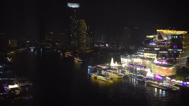 从泰国湄南河沿岸建筑物的彩色灯光鸟瞰图视频素材