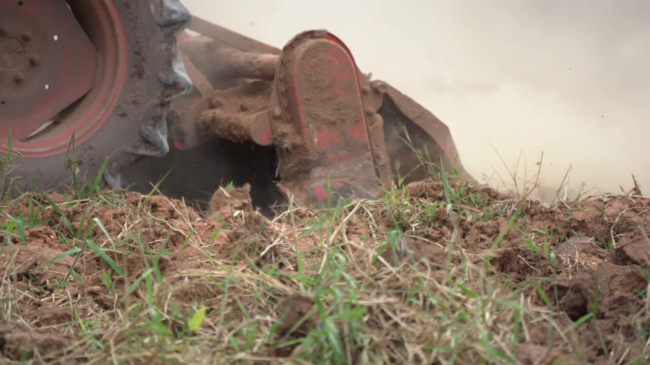 慢动作拖拉机在农业中犁地，为播种种植做准备视频下载
