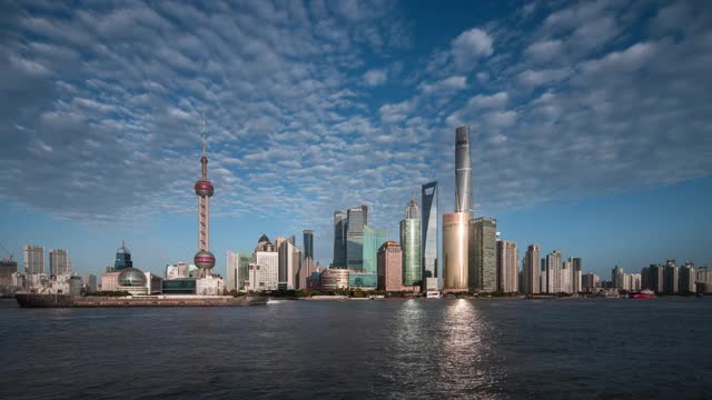 在中国上海陆家嘴金融中心的天际线上延时拍摄，4k质量的延时摄影视频下载