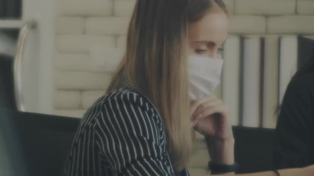 新冠肺炎疫情下的女企业家视频下载