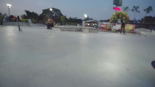 亚洲朋友一起在公园玩滑板。视频下载