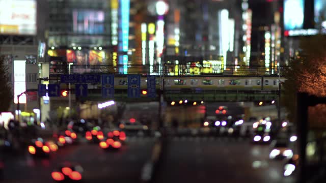 城市交通与晚间霓虹灯(倾斜)视频下载