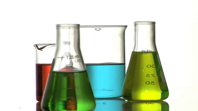 实验室玻璃器皿与彩色液体视频下载