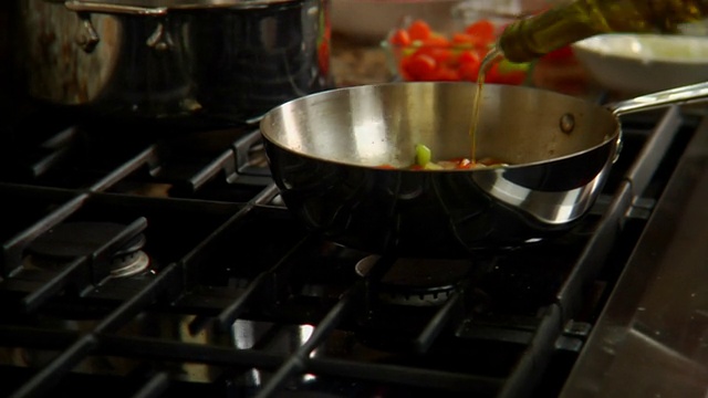 HD燃烧蔬菜在煎锅2视频素材