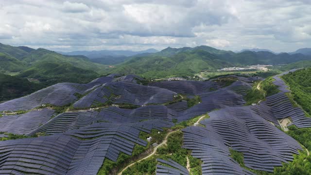 无人机拍摄的壮丽的太阳能发电厂在山顶视频下载