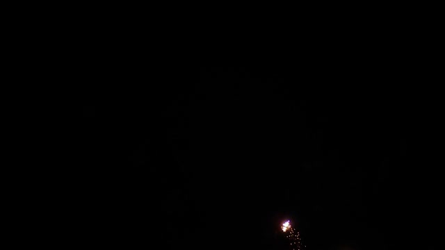 节日概念-五颜六色的烟花在夜晚黑暗的天空视频素材