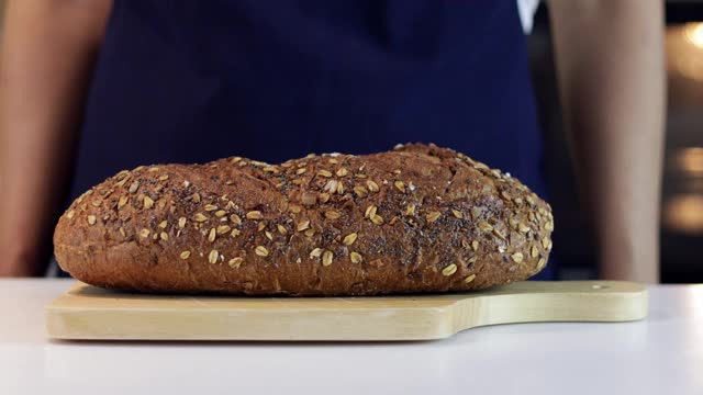 用手把面包分成两半分给别人吃的女人视频下载
